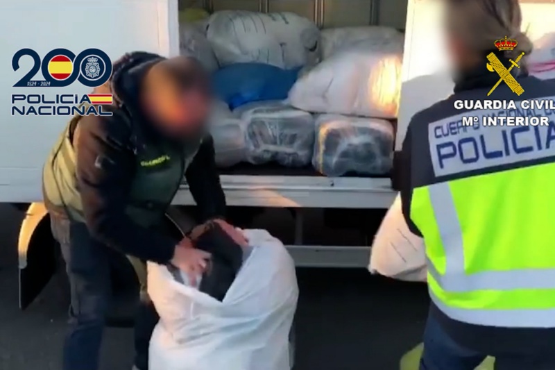 Desarticulado un grupo criminal que introducía cocaína oculta en bolsas de ropa sucia por el aeropuerto de Adolfo Suarez-Madrid Barajas