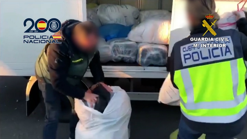 Desarticulado un grupo criminal que introducía cocaína oculta en bolsas de ropa sucia por el aeropuerto de Adolfo Suarez-Madrid Barajas