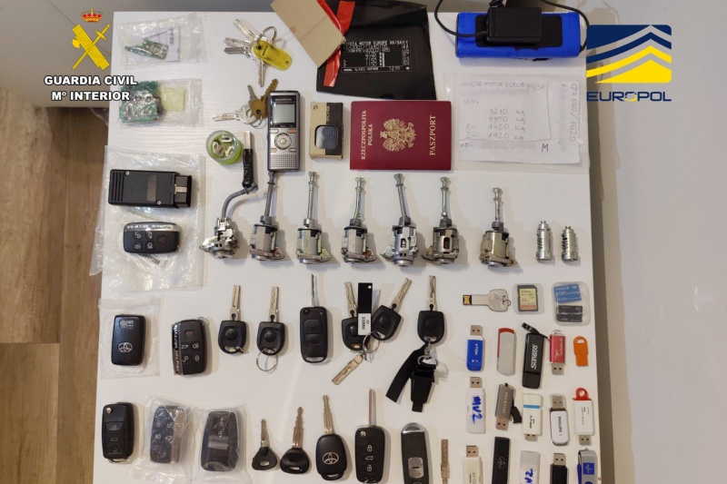 Desarticulada una organización criminal especializada en el robo, falsificación y receptación de vehículos para su venta en el mercado internacional