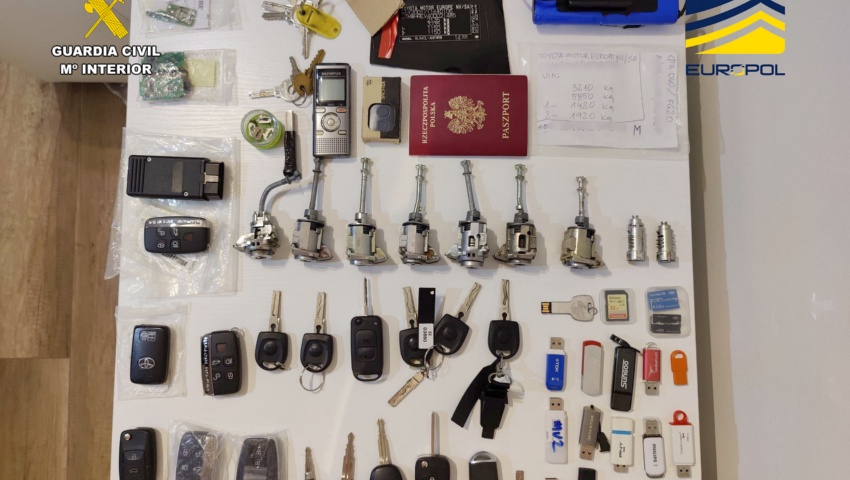 Desarticulada una organización criminal especializada en el robo, falsificación y receptación de vehículos para su venta en el mercado internacional
