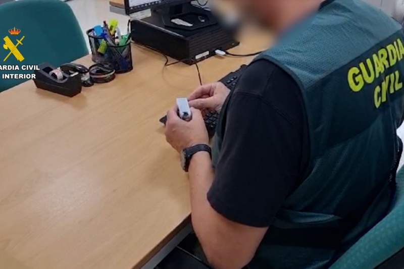 Detenida una persona por colocar cámaras enfocando al interior de domicilios para grabar a sus vecinos