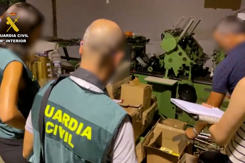 Detenidas 10 personas por regentar en una nave industrial una fábrica ilegal de tabaco falsificado