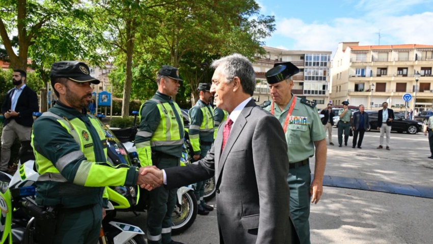 Leonardo Marcos felicita personalmente en Villarcayo (Burgos) a los guardias civiles que garantizan la seguridad de la Vuelta Ciclista