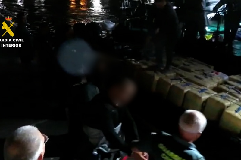 Cinco toneladas de hachís intervenidas y cuatro personas detenidas en la desembocadura del río Guadalquivir