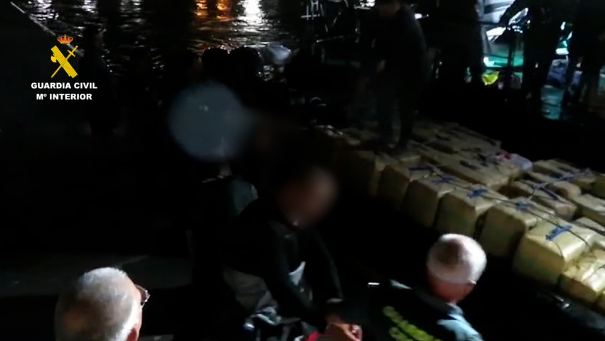 Cinco toneladas de hachís intervenidas y cuatro personas detenidas en la desembocadura del río Guadalquivir
