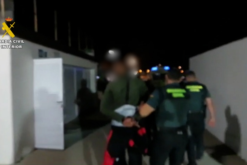 Cinco toneladas de hachís intervenidas y cuatro personas detenidas en la desembocadura del río Guadalquivir