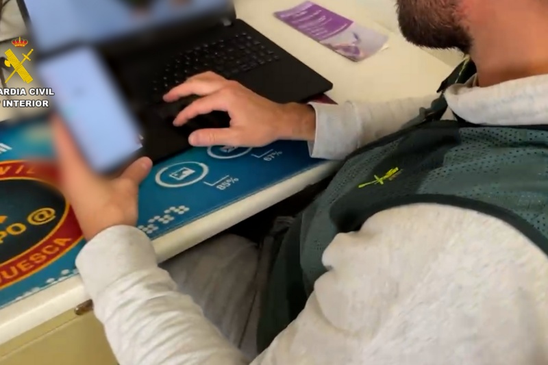 Detenida una persona por acosar a través de las redes sociales a 19 víctimas