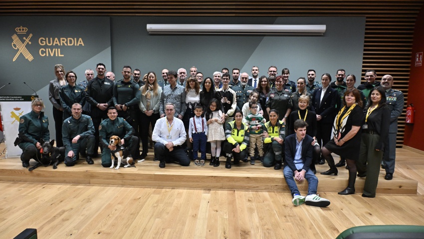 La directora general, Mercedes González, presenta el calendario solidario de la Guardia Civil 2025 a favor de la Asociación Española de Esclerosis Tub...