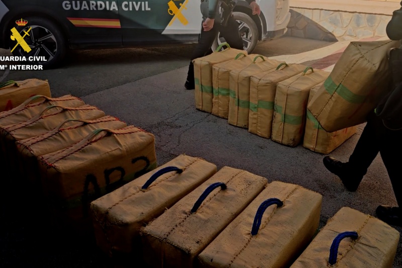 Incautada una tonelada de hachís en la costa de El Ejido (Almería)
