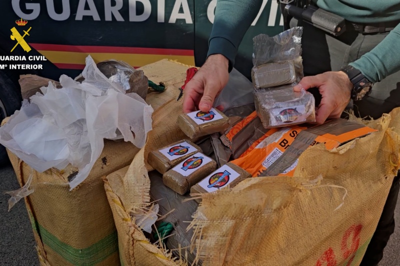Incautada una tonelada de hachís en la costa de El Ejido (Almería)