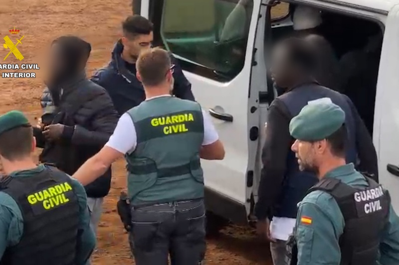 Detenidos los patrones de un cayuco que presuntamente asesinaron a cuatro personas dos días antes de alcanzar las costas canarias
