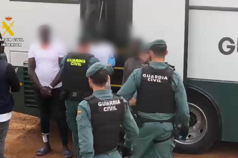 Detenidos los patrones de un cayuco que presuntamente asesinaron a cuatro personas dos días antes de alcanzar las costas canarias