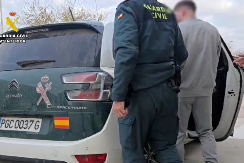 Detenidas ocho personas por retener a una persona durante cinco horas para desvalijarla