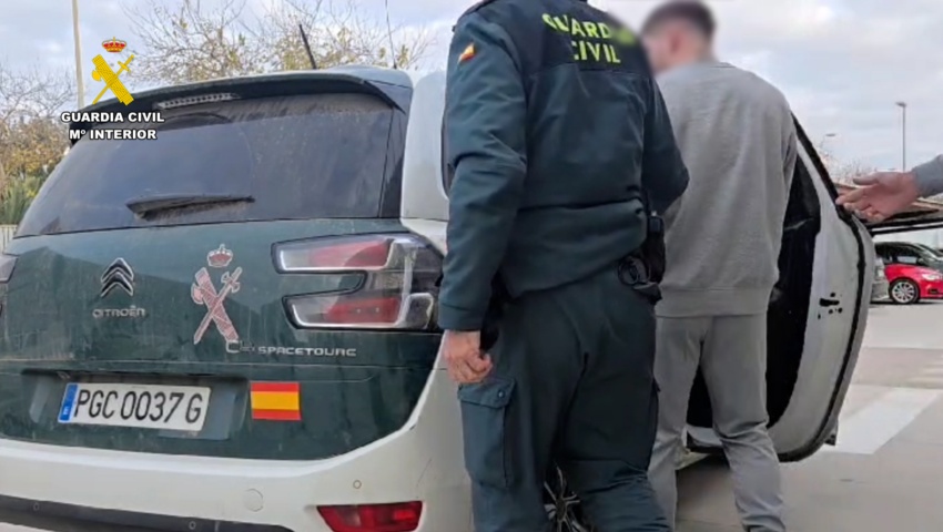 Detenidas ocho personas por retener a una persona durante cinco horas para desvalijarla