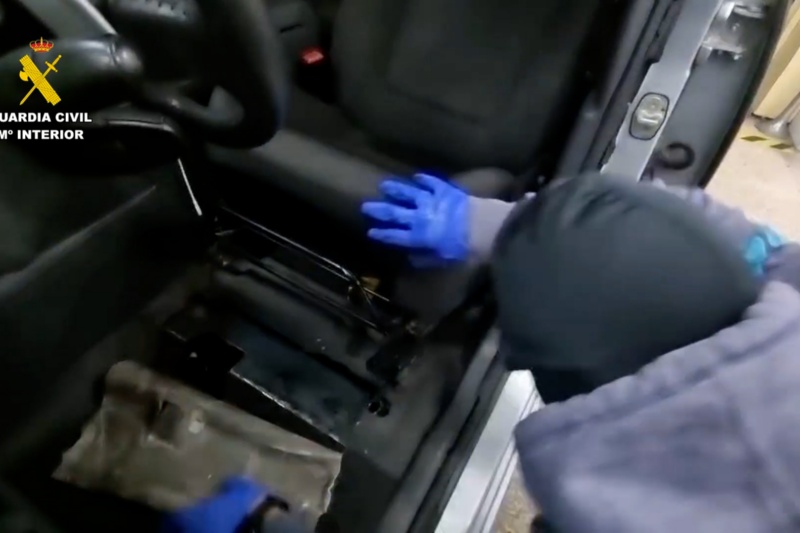 Detenida una red que traficaba cocaína en dobles fondos de turismos entre Madrid y Cantabria