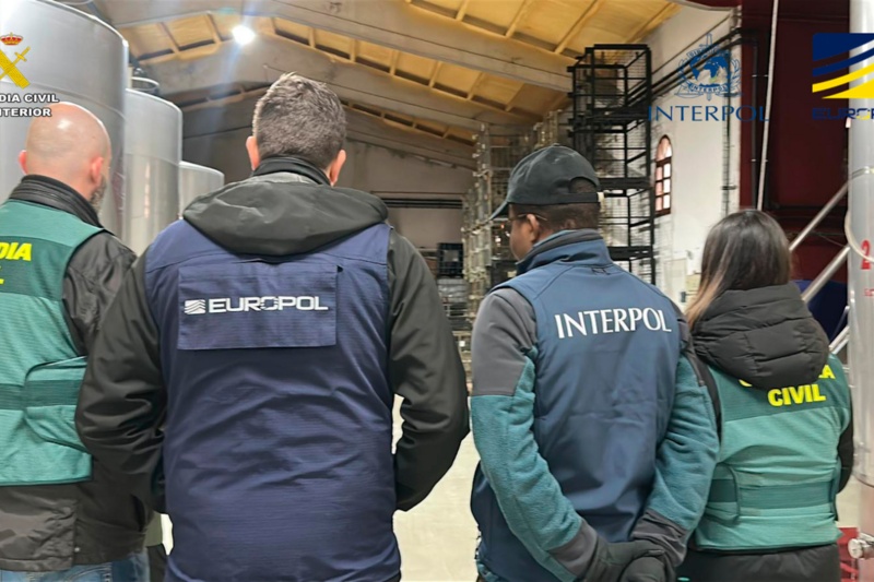 La Guardia Civil desmantela una red internacional dedicada al comercio ilegal de vino con “Denominación de Origen Rioja”