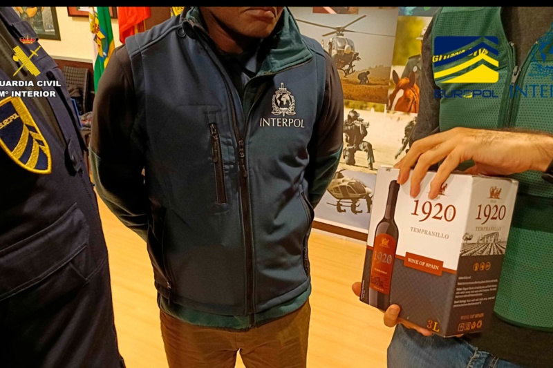 La Guardia Civil desmantela una red internacional dedicada al comercio ilegal de vino con “Denominación de Origen Rioja”