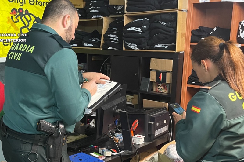 Incautadas 119 llaves de pugilato que se vendían como “artículos de autodefensa feminista” en Bilbao