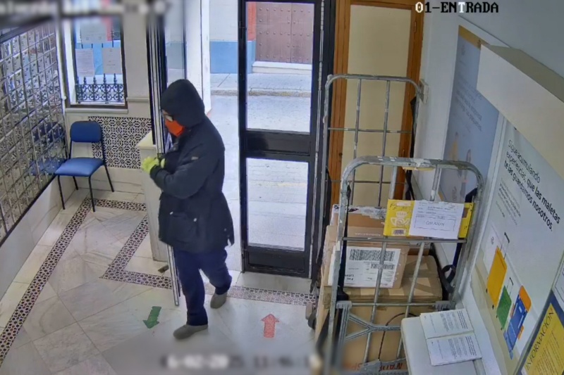 Detenido un individuo por atracar una sucursal de correos de Huelva con un cuchillo de grandes dimensiones