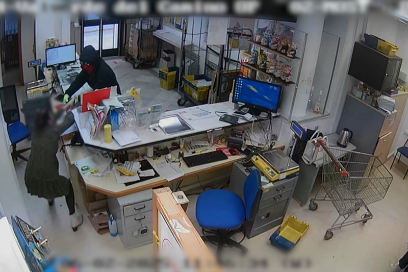 Detenido un individuo por atracar una sucursal de correos de Huelva con un cuchillo de grandes dimensiones