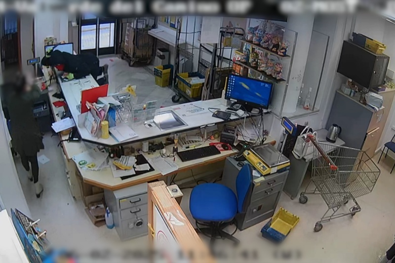 Detenido un individuo por atracar una sucursal de correos de Huelva con un cuchillo de grandes dimensiones