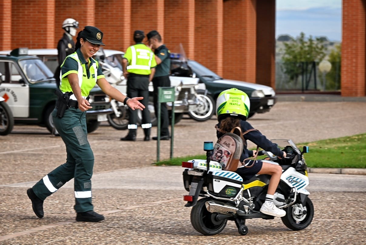 Can y guía de la Guardia Civil en una exhibición