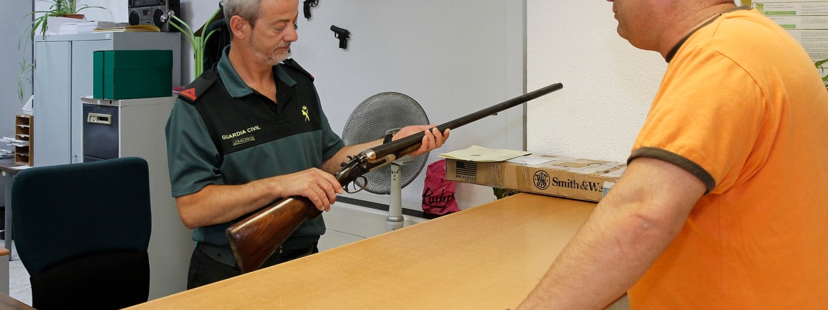 Una persona en una intervención de armas