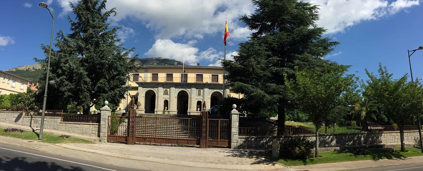 Fachada de la Academia de Suboficiales de la Guardia Civil
