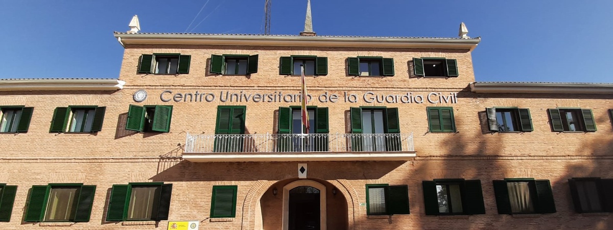 Fachada del Centro Universitario de la Guardia Civil