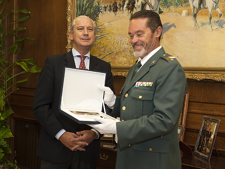 El Director General recibe al Suboficial Mayor Antonio Serrano Rebollo, con motivo de su pase a reserva