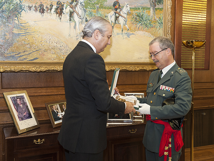 El Director General despide al General de División Gregorio Guerra Pena, con motivo de su pase a situación de retiro