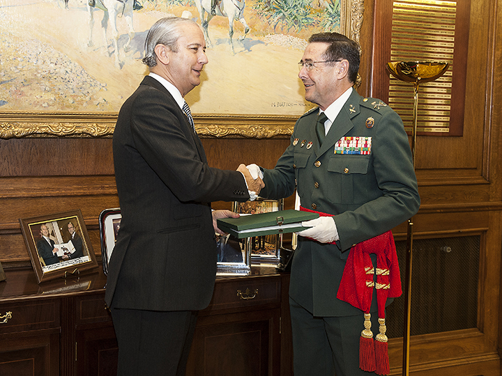 El Director General despide al General de División Francisco Javier Ara Callizo, con motivo de su pase a situación de retiro