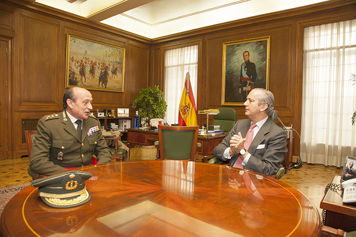 El Director General preside un almuerzo de trabajo con los asesores e instructores del Cuerpo Jurídico Militar en la Guardia Civil