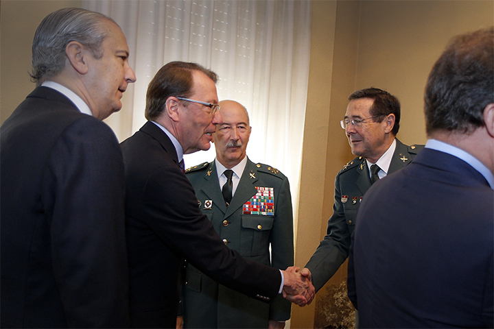 El Director General de la Guardia Civil recibe a una Delegación de Embajadores de Finlandia