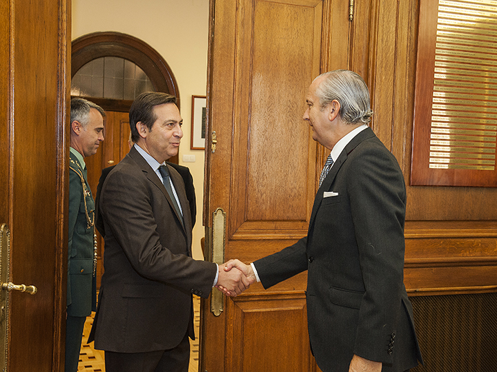 El Director General de la Guardia Civil recibe al Consejero de Interior francés en España