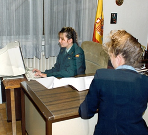 21 de enero. Creación de los Equipos Mujer-Menor, unidades especializadas en la atención a las víctimas de violencia de género 21 de enero. Creación de los Equipos Mujer-Menor, unidades especializadas en la atención a las víctimas de violencia de género