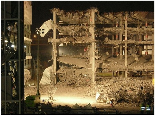 Vista de los daños materiales ocasionados por la explosión del vehículo-bomba Vista de los daños materiales ocasionados por la explosión del vehículo-bomba