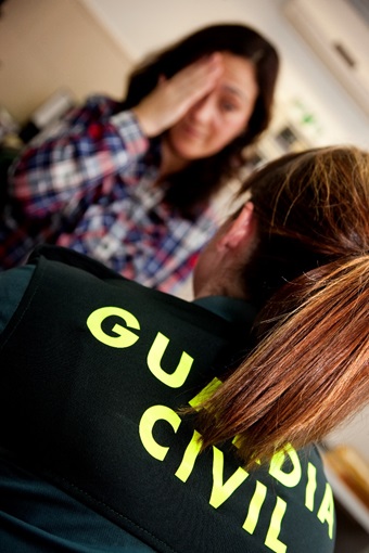 21 de enero de 1994. Creación de los Equipos Mujer-Menor, unidades especializadas en la atención a las víctimas de violencia de género 21 de enero de 1994. Creación de los Equipos Mujer-Menor, unidades especializadas en la atención a las víctimas de violencia de género